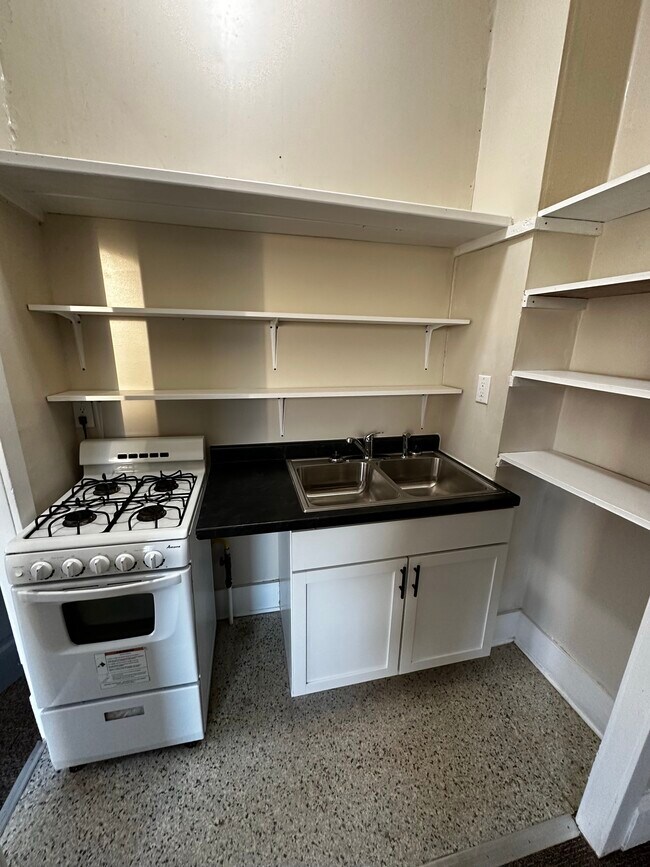 Building Photo - 1941 Madison St