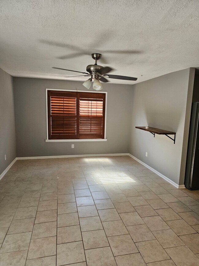 Building Photo - 1422 Ridgewood Dr