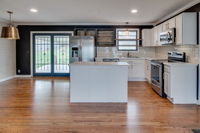 Building Photo - 514 Continental Dr