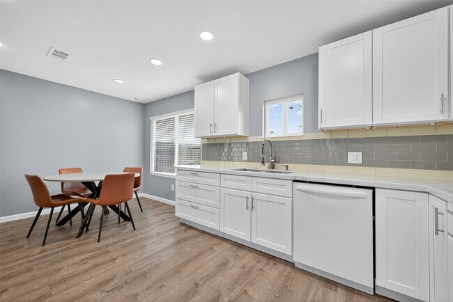 Building Photo - 10106 Shadow Pine Dr