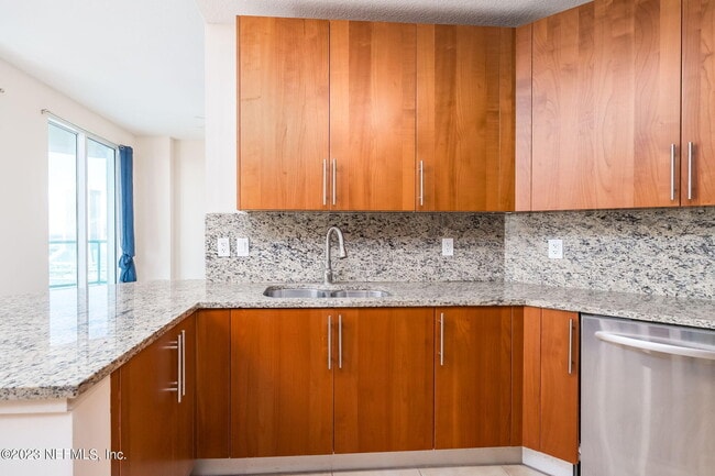 Building Photo - 1431 Riverplace Blvd