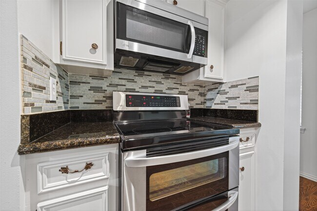 Building Photo - 5530 Holly St