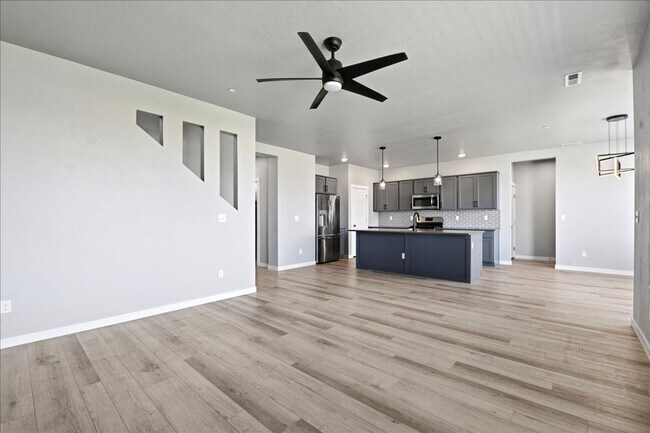 Building Photo - 5 Bedroom, 2.5 Bathroom home located in Southeast Boise