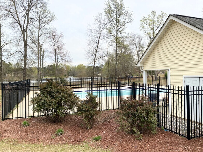 Building Photo - 1026 Village Green Ln