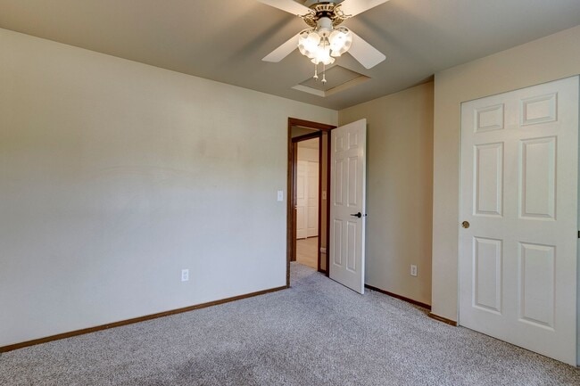 Building Photo - 3 Bedroom and 2.5 Bath End Unit Townhouse