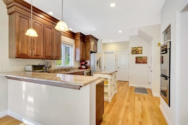 Building Photo - 7 Richmond Ave