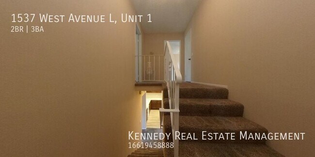 Building Photo - Location, Location, Location! 2 Bedroom To...