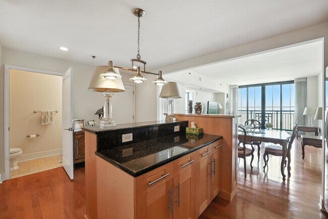 Building Photo - 1025 Maxwell Ln