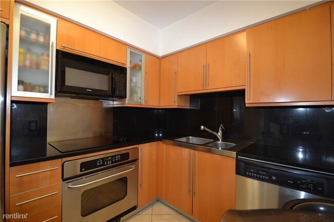 Building Photo - 1 br, 1 bath Condo - 6365 Collins Ave UNFU...