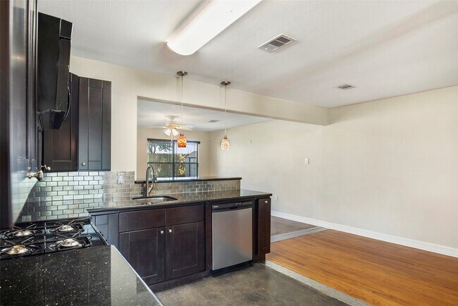 Building Photo - 2106 Stonecrest Dr
