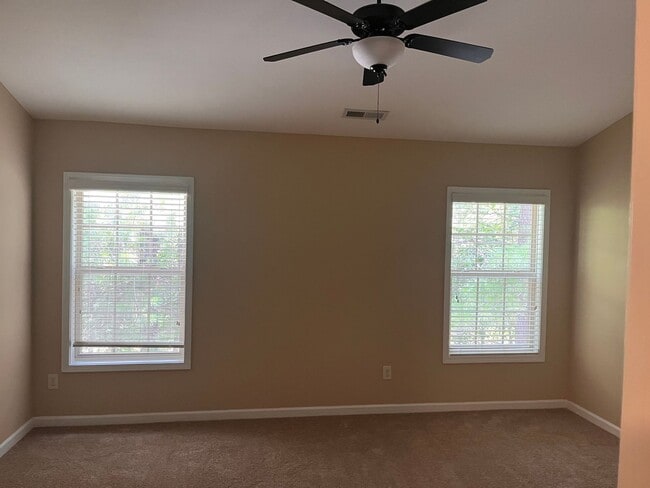Building Photo - Lovely 3 Bedroom Townhouse in the desirabl...