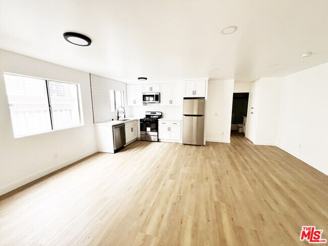 Building Photo - 5440 Carlton Way