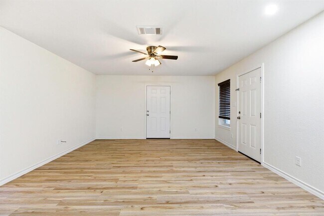 Building Photo - 823 N Commerce St