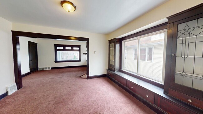 Building Photo - 2 bedroom/1 bath (upper unit)- 1ST MONTH FREE IF LEASE SIGNED BY 10/15