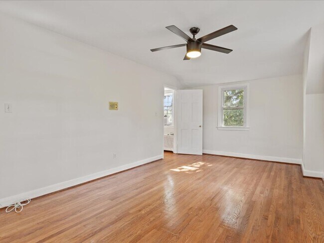 Building Photo - Vintage home with Modern finishes and fenc...