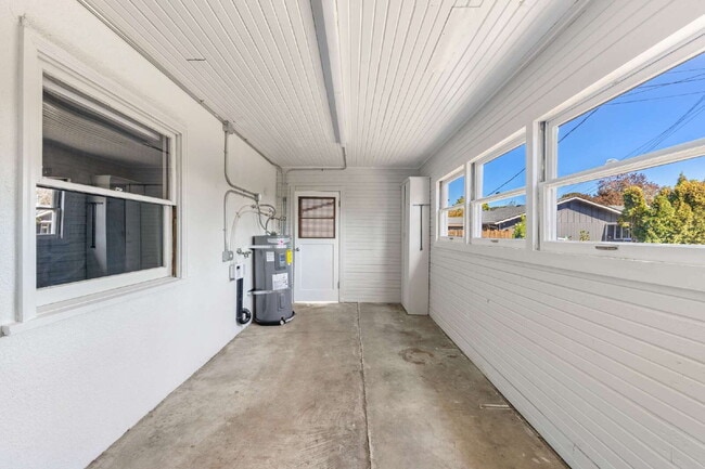 Building Photo - Charming 2 bedroom duplex