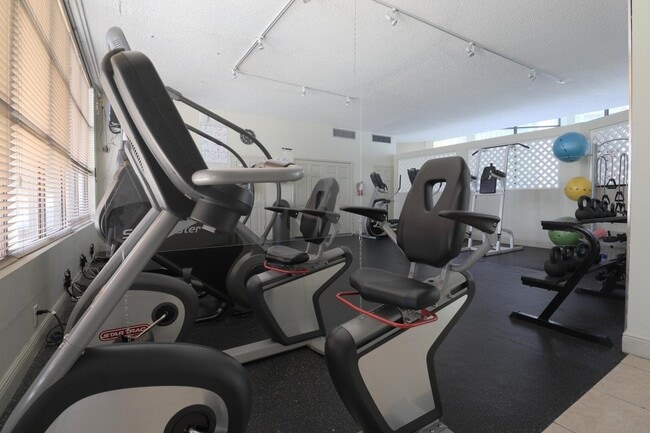 Building Photo - 800 Parkview Dr