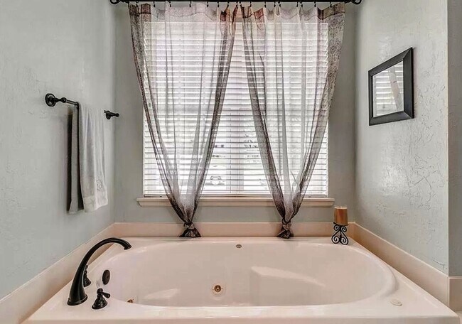 Building Photo - Executive Living in Norman complete with N...