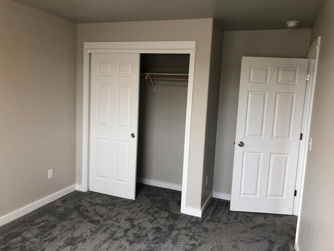 Building Photo - Modern Townhome with Heated Garage