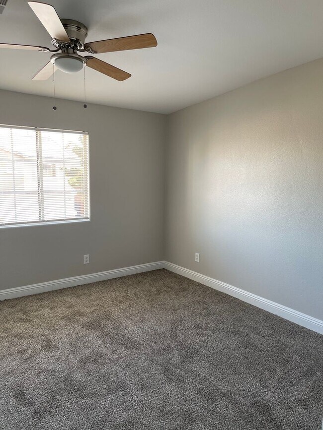 Building Photo - Spacious 2-Story Townhome in Gated Communi...