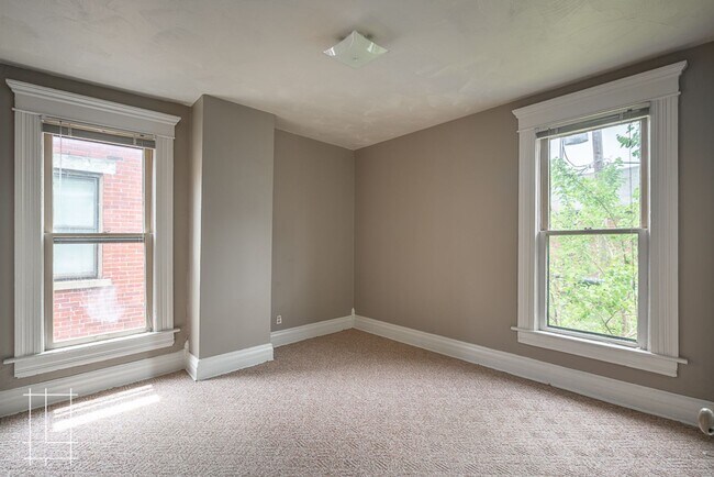 Building Photo - 207 W Hubbard Ave