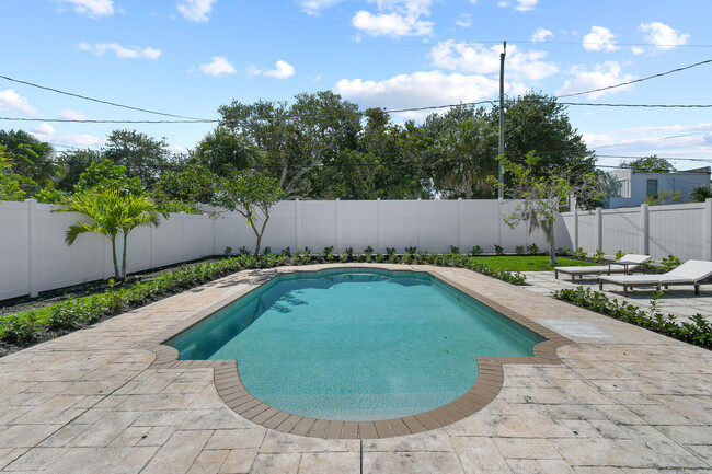 Building Photo - 815 N Ocean Breeze