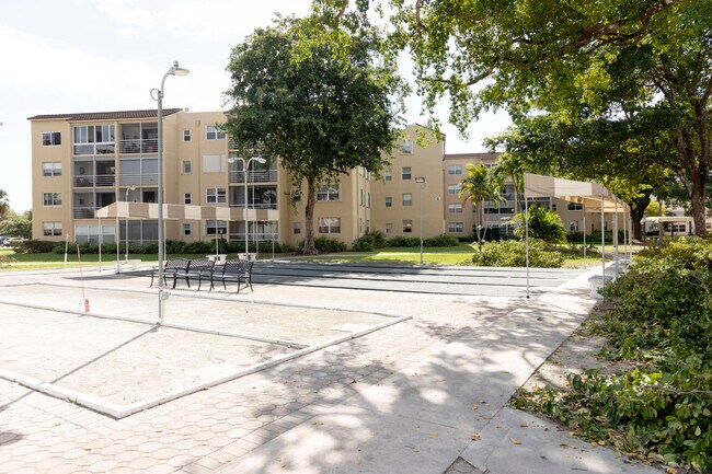 Building Photo - 2851 Somerset Dr