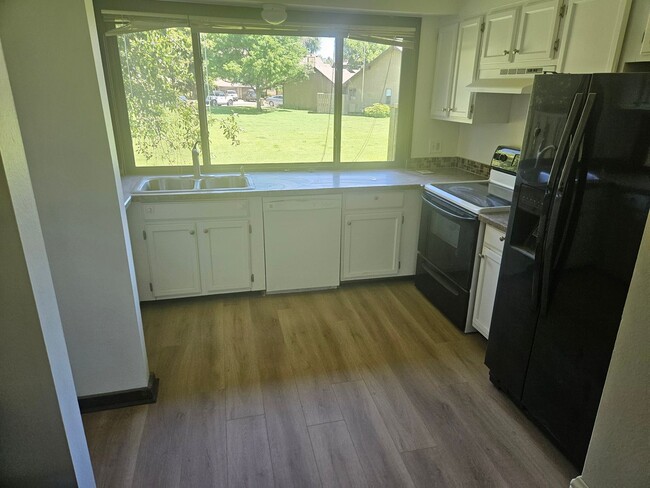 Building Photo - Cozy 3 Bedroom Townhome Near CSU