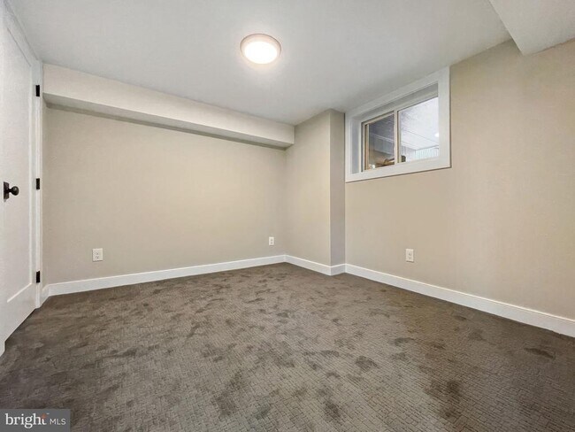 Building Photo - 705 Kentucky Ave SE