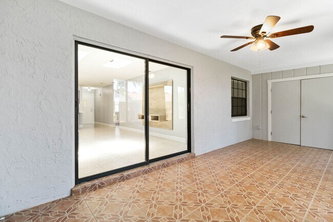 Building Photo - Beautiful Modern 2/1 Townhome in St. Cloud's Pine Lake Villas