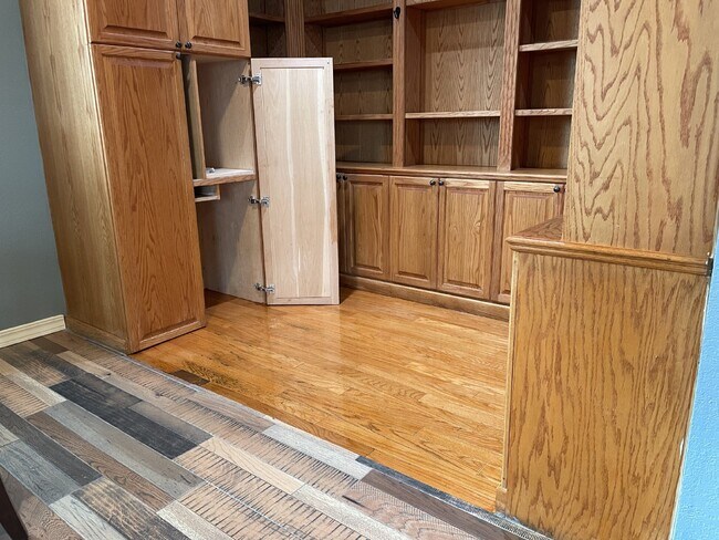 Building Photo - 9517 Mcintosh Dr