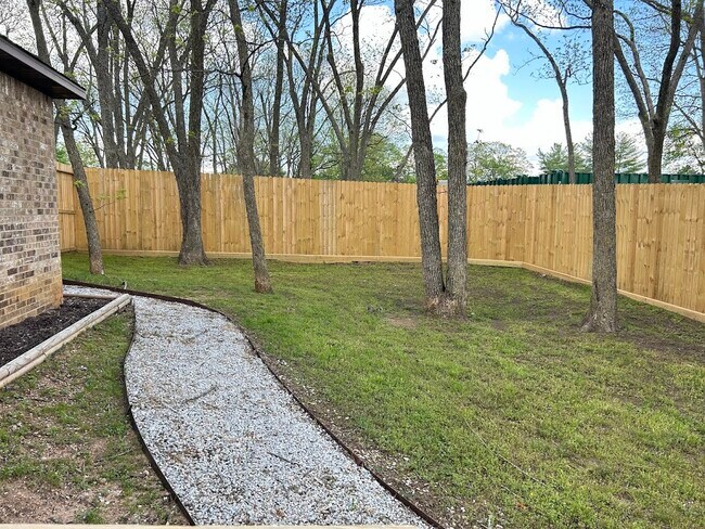Building Photo - 2409 S Brandi Dr