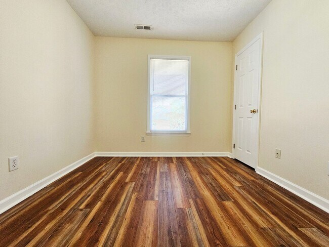 Building Photo - Three Bedroom With Large  Bonus Room