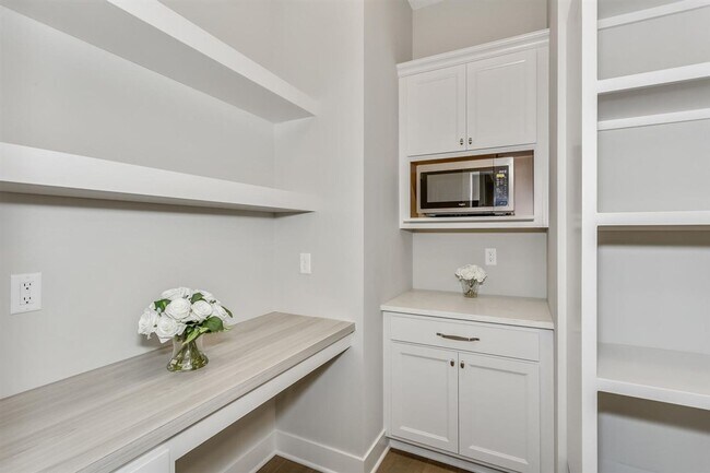 Building Photo - Impeccable 5 Bedroom Beauty in Cornerstone!