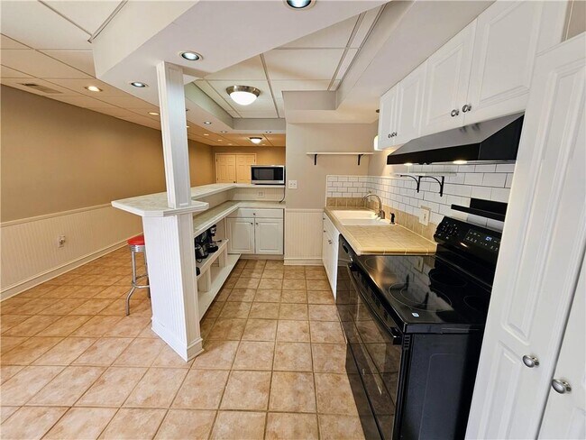 Building Photo - 2100 Bennington Ct