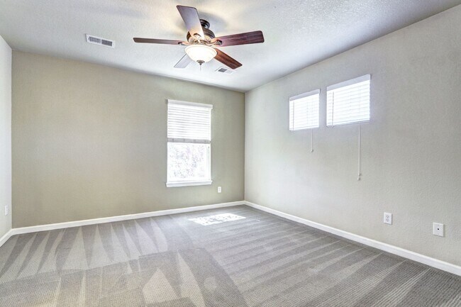 Building Photo - The Meadows townhome 3 bed 2 bath, in Morgan's Run Community!