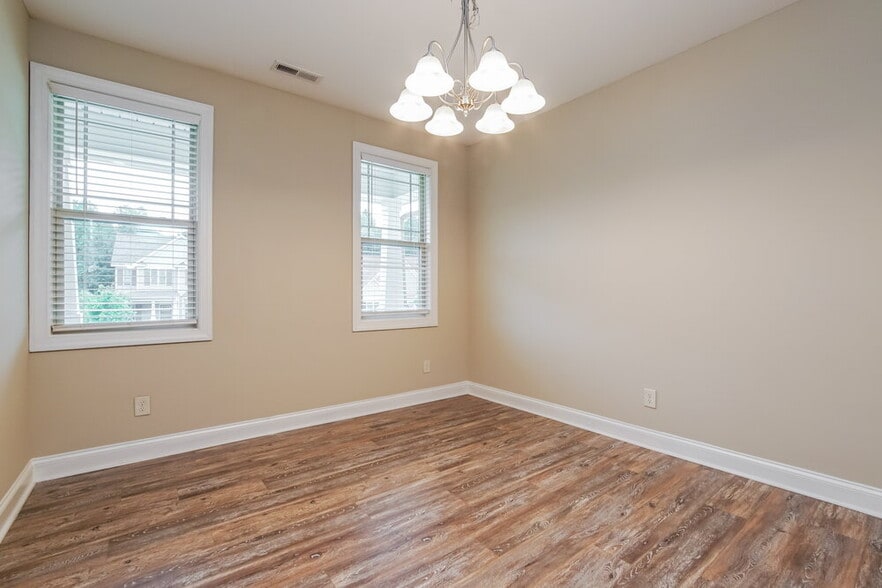 Building Photo - 647 Airedale Trail