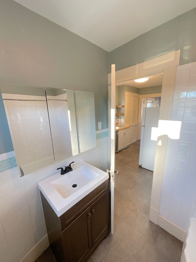 Building Photo - 1 Bedroom Home Available Near Colorado Ave & S 10th St!