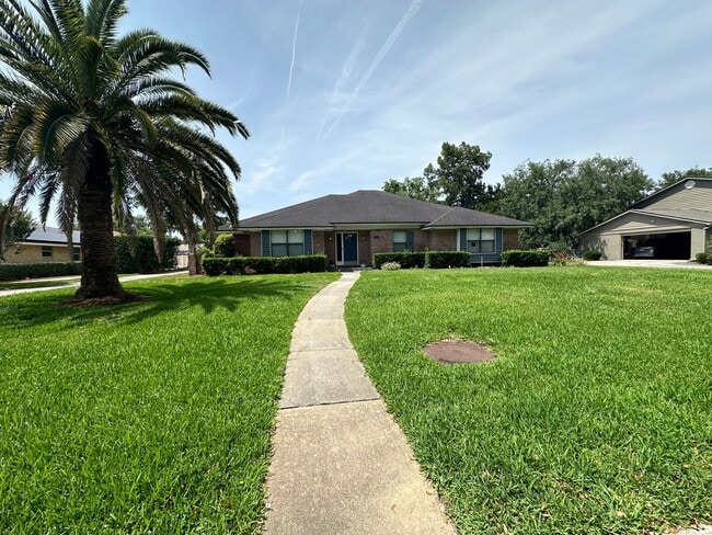 Building Photo - Great Location, Near St. John's River, Bea...