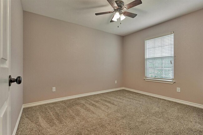 Building Photo - 10657 Royal Cavins Dr