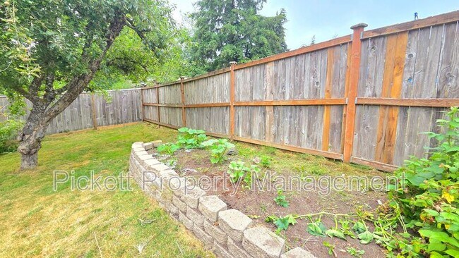Building Photo - 1331 NE Gilmax Ln