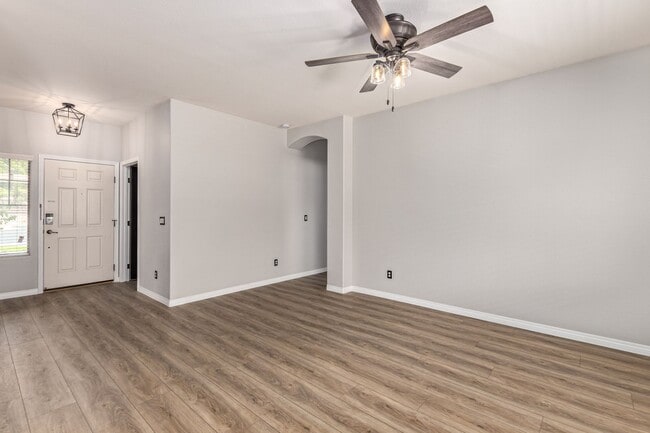 Building Photo - Lovely home in cul-de-sac lot with fenced pool!