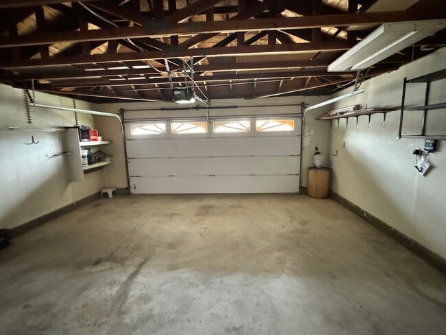 Building Photo - Spacious Single Story Upgraded Home