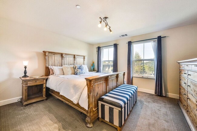 Building Photo - UPDATED LARGE 1600 sq/ft 3BR/3.5BA Central...