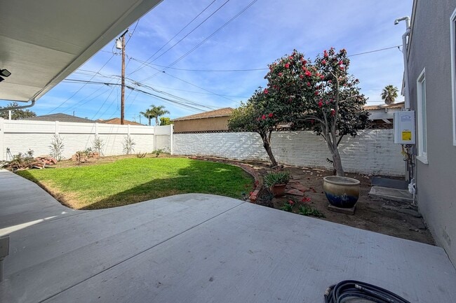 Building Photo - 431 Deodar Ave