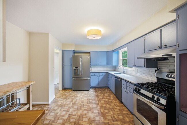 Building Photo - 10715 Clermont Ave