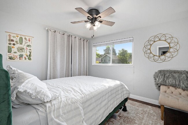 Building Photo - Beautiful home on large lot. Available 5/15