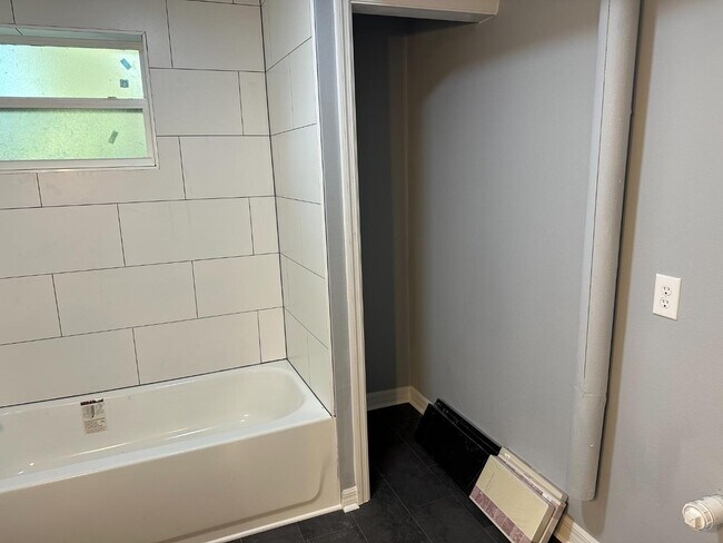 Building Photo - 105 N Davis St