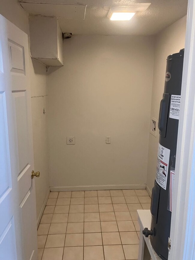 Building Photo - 2 Bedroom, Single-story Townhomes for rent...