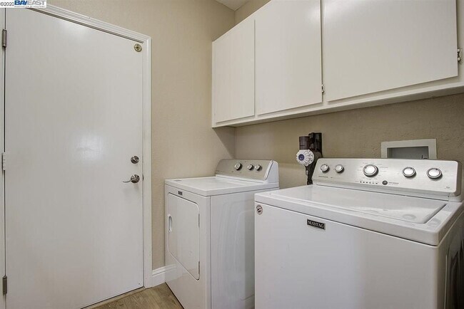 Building Photo - 4724 Cove Ln